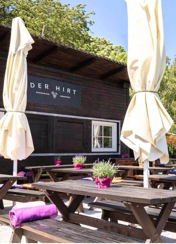Die Terrasse des Heurigen Der Hirt